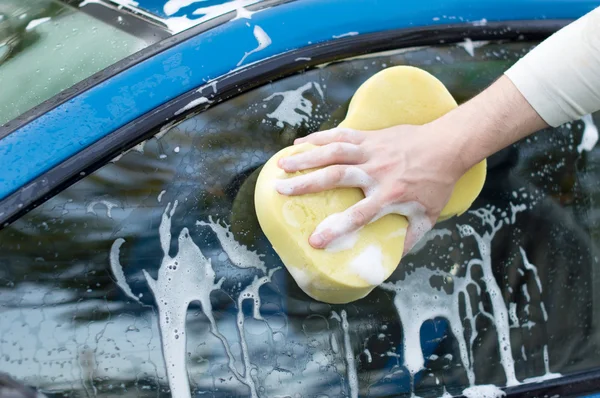 Il processo di pulizia dei finestrini dell'auto con shampoo e — Foto Stock