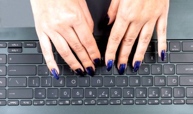 Klavye tuşlarına basma işlemi üst görünümü kapatır