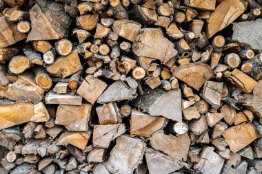 Evi ısıtmak için kesim ve kesim odun tedarik ediyoruz.