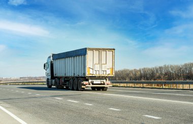Pistteki kamyoneti gündüz vakti bulutlu bir arka planda sürmek.
