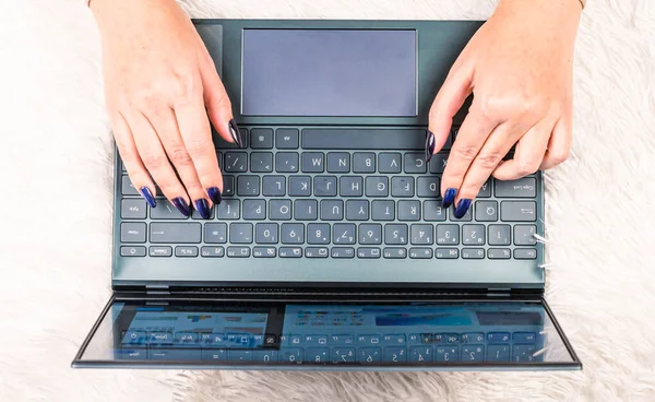 Laptopon Dolgozni Egy Fehér Szőnyegen Felülnézet — Stock Fotó