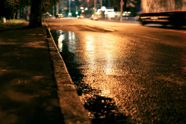 城市街道的背景模糊不清 夜间有车和不同的照明 — 图库照片
