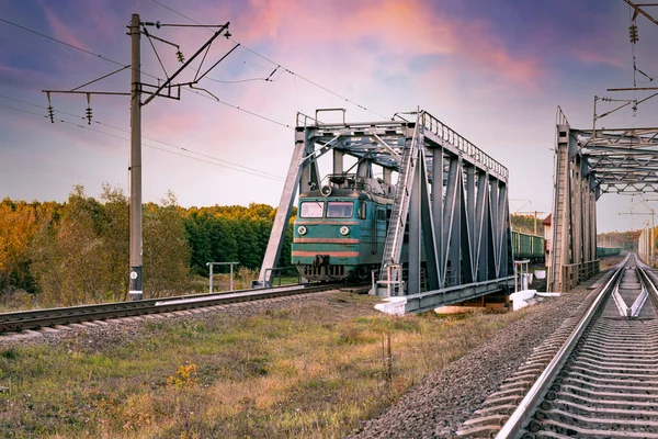 Zöld Mozdony Teherautókkal Áthalad Egy Fém Hídon Felé Felhőkkel — Stock Fotó
