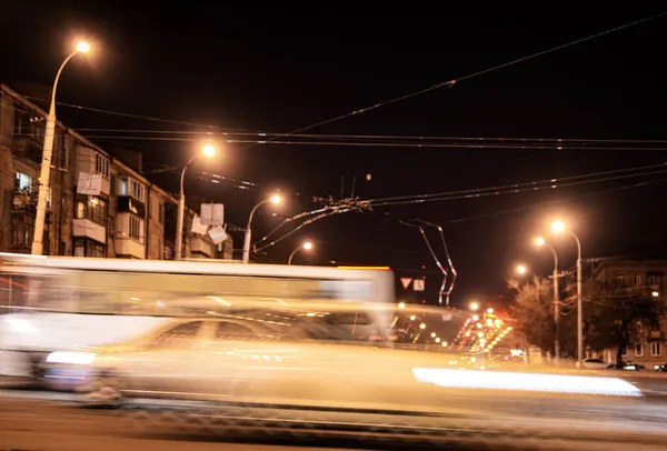 Розмитий Рух Автомобілів Фарами Асфальтній Дорозі Міської Вулиці Вночі — стокове фото