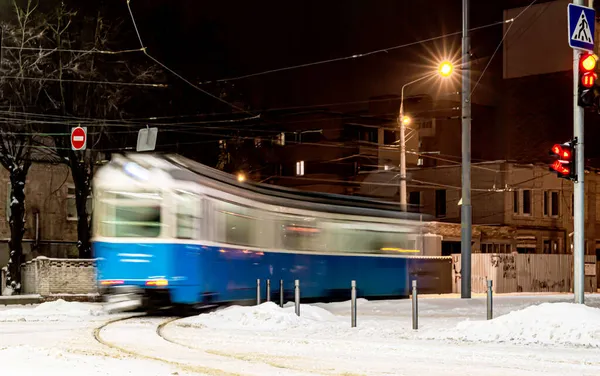 Silhouette Floue Tramway Bleu Mouvement Lors Virage Dans Une Rue — Photo