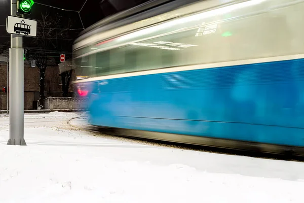 Silhouette Floue Tramway Bleu Mouvement Lors Virage Dans Une Rue — Photo