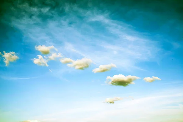 Céu Azul Com Diferentes Tons Quentes Com Nuvens Brancas Fofas — Fotografia de Stock