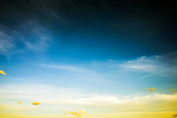 Céu Azul Com Diferentes Tons Quentes Com Nuvens Brancas Fofas — Fotografia de Stock