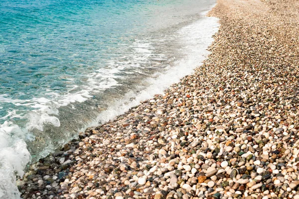 Jasné Slunce Částečně Zakryté Bílým Deštníkem Pozadí Modré Oblohy — Stock fotografie