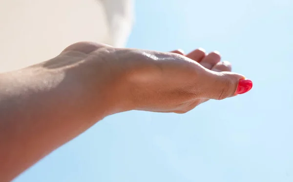 Kvinnlig Hand Med Handflatan Vänd Mot Solen Bakgrund Blå Himmel — Stockfoto