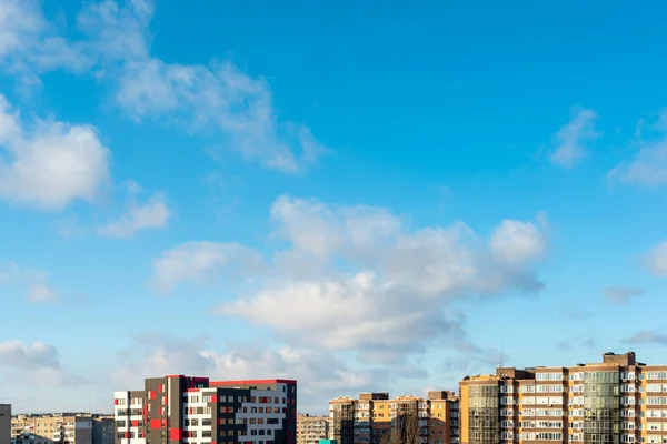 Casas Ciudad Sobre Fondo Nubes Blancas Esponjosas Cielo Azul — Foto de Stock