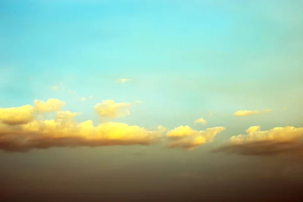 Céu Bonito Com Nuvens Diferentes Cores Tons Durante Pôr Sol — Fotografia de Stock