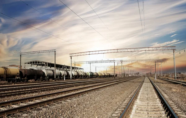 Uma Ferrovia Com Grande Número Trilhos Trem Vagões Tanque Lado — Fotografia de Stock