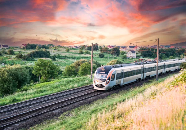 Hogesnelheidstrein Met Personenauto Tijdens Het Reizen Spoorweg Tegen Achtergrond Van — Stockfoto