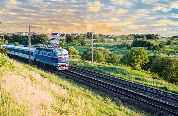 Blauwe Trein Tijdens Het Reizen Spoorweg Een Achtergrond Van Prachtige — Stockfoto