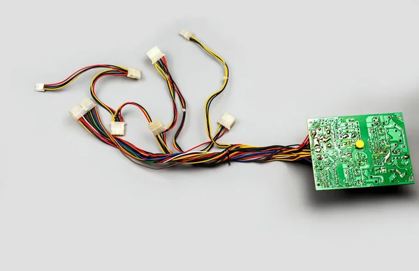 Los Conectores Con Cables Diferentes Colores Están Conectados Chip Verde —  Fotos de Stock
