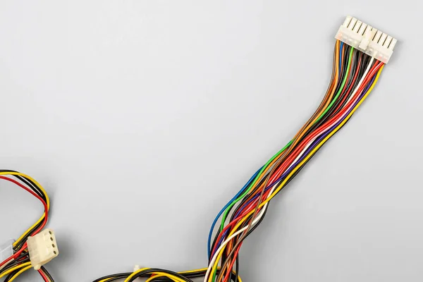 具有不同颜色电线的连接器 在灰色背景下驱动各种计算机部件 — 图库照片