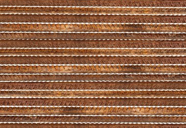 Pas izleri ile birlikte inşaat için metal tırtıklı çubuklar paralel olarak gösterilir 