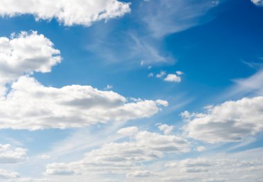 Güneşli havada beyaz bulutlu mavi gökyüzü