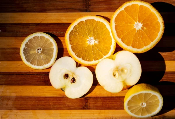Fruits Tranchés Travers Citron Orange Pomme Sur Une Planche Bois — Photo