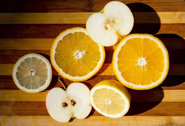 Fruits Tranchés Travers Citron Orange Pomme Sur Une Planche Bois — Photo