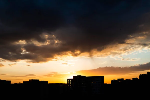 Czarna Sylwetka Domów Miejskich Tle Zachodu Słońca Pięknym Niebem Chmurami — Zdjęcie stockowe