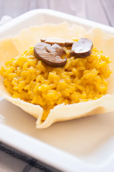 Szafran i grzybowym risotto — Zdjęcie stockowe