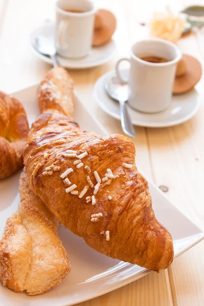 Kawa i bułeczek energetyczne śniadanie — Zdjęcie stockowe