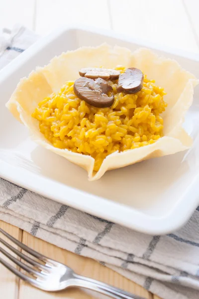 Szafran i grzybowym risotto — Zdjęcie stockowe