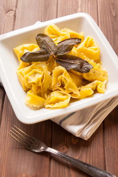 Ravioli fyllda kronärtskockor med smör och salvia — Stockfoto