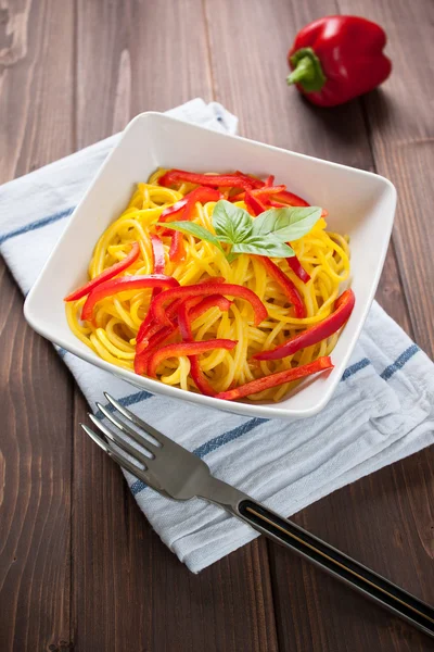 Spaghetti con zafferano e peperone - spaghetti med saffran och — Stockfoto