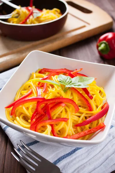 Spaghetti con zafferano e peperone - spaghetti med saffran och — Stockfoto