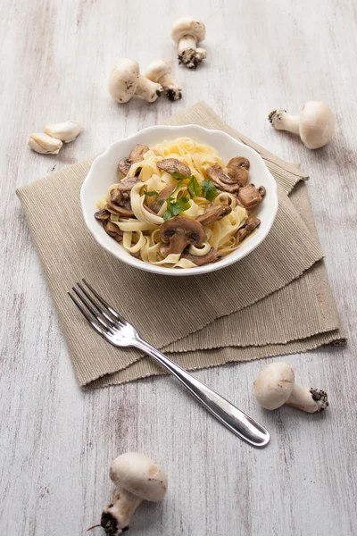 Tagliatelle ai funghi - nudle s houbami — Stock fotografie