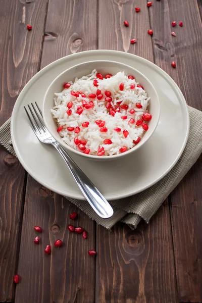 Reis mit Granatapfel — Stockfoto