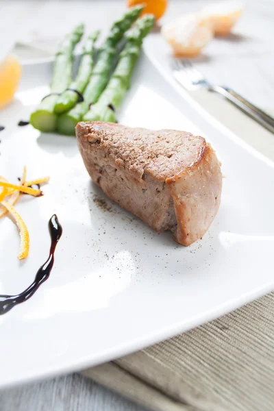 Filet van varkensvlees met asperges — Stockfoto