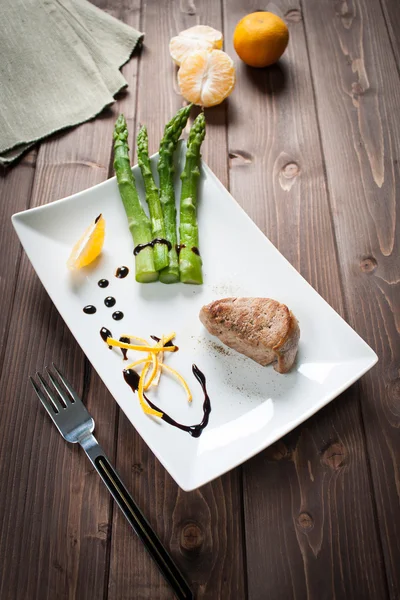 Filet van varkensvlees met asperges — Stockfoto