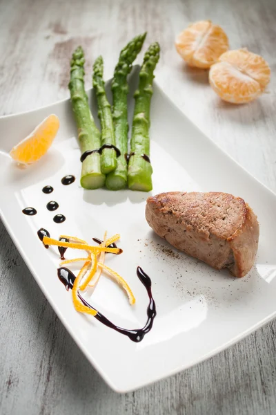 Filet van varkensvlees met asperges — Stockfoto