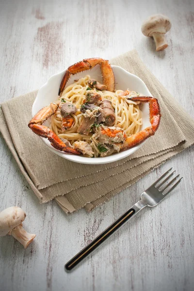 Espaguetis con cangrejo y champiñones —  Fotos de Stock
