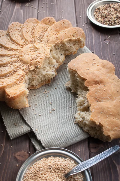 Сельский хлеб с кунжутом — стоковое фото