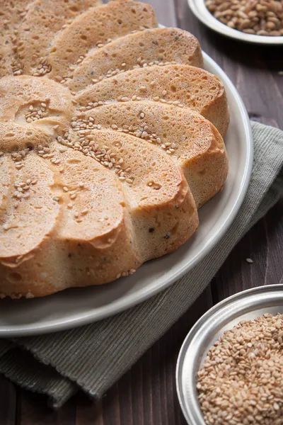 Pane rustico con semi di sesamo — Foto Stock