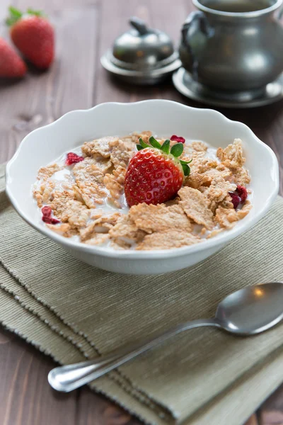 Cereales de desayuno con leche y fresas — Foto de Stock