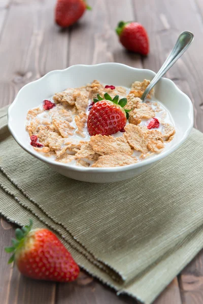 Breakfast cereals with milk and strawberries — Stock Photo, Image
