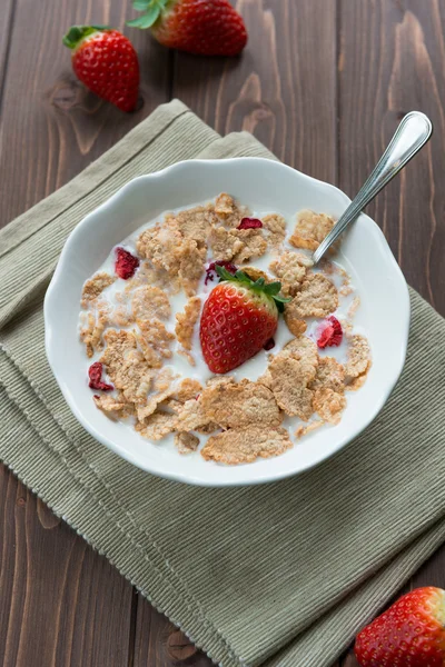 Cereales de desayuno con leche y fresas — Foto de Stock