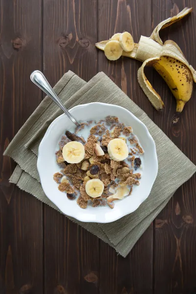 Café da manhã cereais com leite e banana — Fotografia de Stock