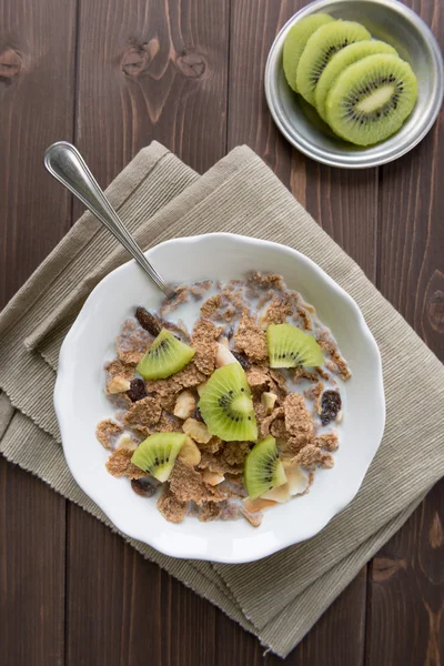 Cereales de desayuno con leche y kiwi — Foto de Stock