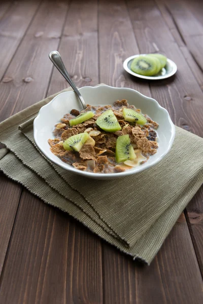 Breakfast cereals with milk and kiwi — Stock Photo, Image