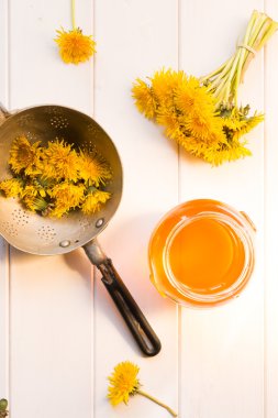 Karahindiba'nın çiçek şurubu