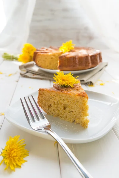 Torta, dandelion virágokkal — Stock Fotó