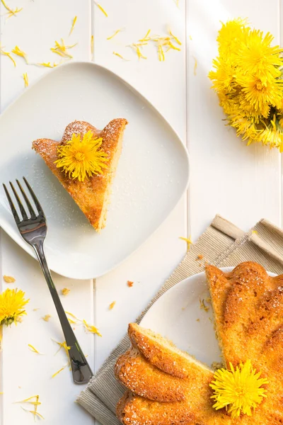 Tårta med maskross blommor — Stockfoto