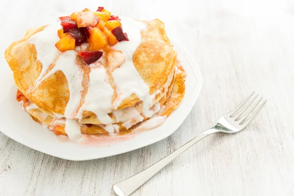 Crepes with fruit and cream — Stock Photo, Image